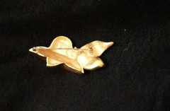 Bijoux Givenchy Vintage Woman’s Pin Brooch Brushed Gold Face Hat Runway Signed
