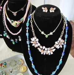 8# Vintage-Now 217pc Costume Jewelry Necklace Earrings Pins Bracelets Lot (Bb17