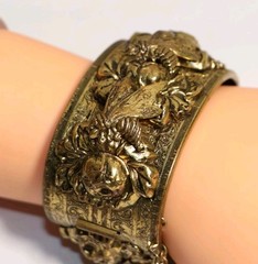 ANTIQUE VICTORIAN ORNATE REPOUSSE WIDE OVAL BRASS HINGED BRACELET SAFETY CHAIN