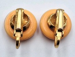 VTG Dainty Solid Round Domed Button Clip On Earrings Goldtone Butterscotch Peach