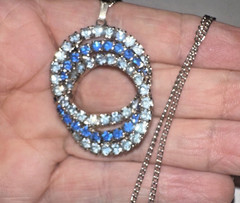 STUNNING Vintage Blue Rhinestone Swirl Pendant Necklace Silver Tone 15″