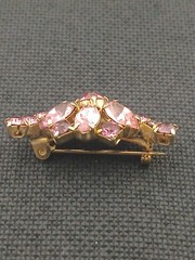 KRAMER OF NEW YORK vintage goldtone prong-set pink stones dainty brooch