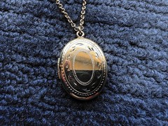 Vintage 12K Gold Filled Hand Etched Oval Locket Pendant Necklace With 20in Chain