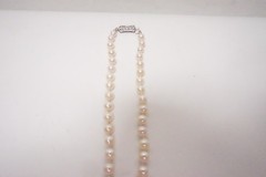 Vintage Pearl Necklace 14kg White Gold Filigree box Clasp 22″ Long