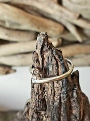 Rare 18k tubular bypass diamond bamboo cross over tension ring
