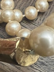 LES BERNARD FAUX PEARL GOLD TONE (WEAR NOTED) RAM HEAD CLASP NECKLACE 34IN LONG