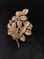 VTG Crown Trifari Gold Tone Leaves & Berries Brooch Pin (1955 to 1969) Signed