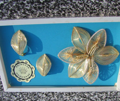 VTG Princess Jewelry Gold Tone Brooch and Earrings Set Germany Spun Wire