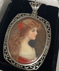 VINTAGE HAND PAINTED CAMEO PORTRAIT ON BLACK ONYX IN FILIGREE STERLING FRAME