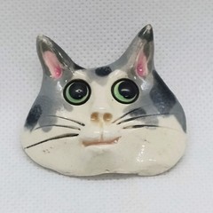 Vintage Handmade Clay Painted Cat Brooch Grey White Green Eyed Tabby 1 3/4″