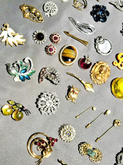 Costume Jewelry 65 + Lot Assorted Brooch & Pins Vintage To Now Gold Silver Tone