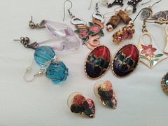 12 LOT G VINTAGE ESTATE PIERCED EARRINGS DANGLE HUGGIE CLOISONNE HEART FLORAL