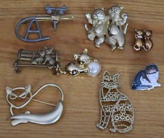 Lot of 8 VTG Cat Pins Brooch Brushed Gold Tone Silver Tone AJC TWC LR Tabby