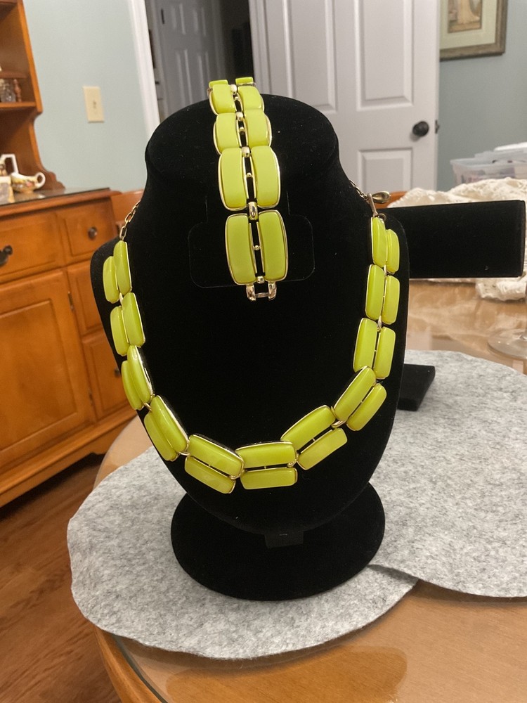 Vintage LISNER Gold Tone Lime Green Necklace Bracelet Signed Set