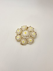 Vintage White Plastic Flower Brooch Lucite Circles Hippy Retro Daisy 60s 70s