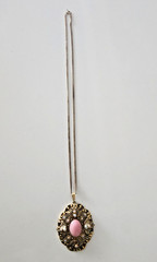 1974 Vintage Signed Avon Queen Anne’s Lace Pink Cabochon 24″ Necklace – Jewelry