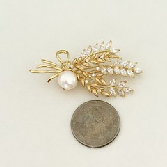 Ladies Clear CZ Flower Plant Faux Pearl Gold Tone Sparkly Brooch Pin Pendant
