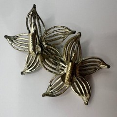 Vintage Sarah Coventry Gold Tone Flower Clip-On Earrings Faux Pearl Center 1960s