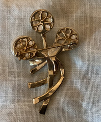 LANDAU PIN/BROOCH. PEARLS AND GOLDTONE AND SILVERTONE.