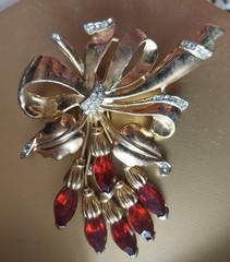 Vintage Gold Tone Fur Clip with Red Stones Bow w/Flowers Design Unsigned