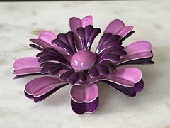 Vintage Retro Layered Shades of Purple Enamel Daisy Flower Metal Brooch Pin