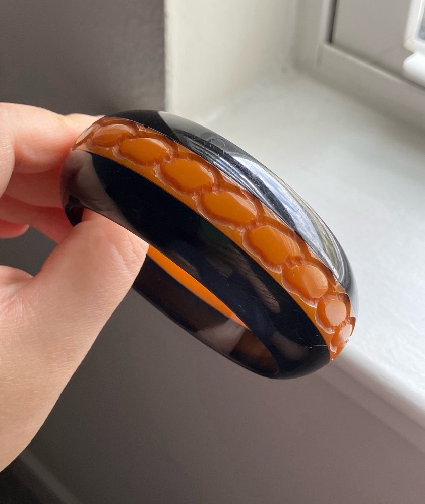 Vintage Chunky Halloween Alligator Carved Laminated Bakelite Bangle Bracelet