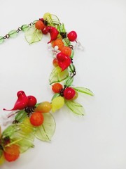 READ Vintage Italian Glass Fruit red bird leaf Salad cardinal green Necklace