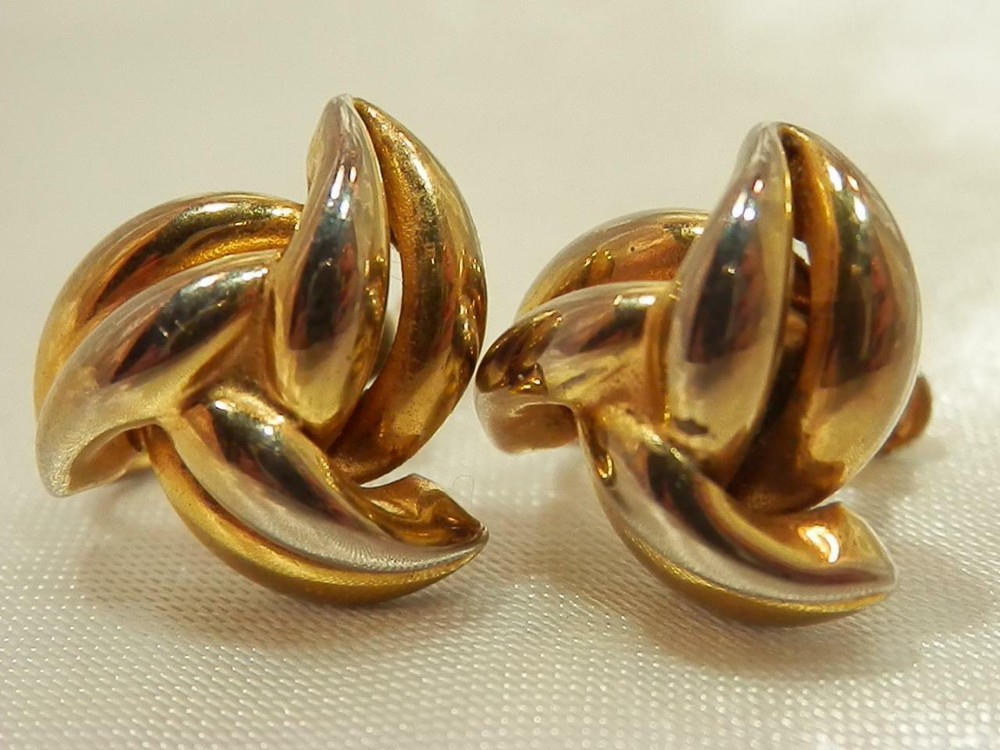 Vintage 1970’s Mellow Gold and Silver Tone Very Pretty Screw Back Earrings 836s9