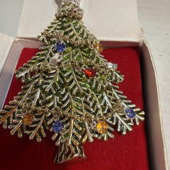 2008 Vintage Avon Christmas Tree Pin In Box Ship 5.00 2C