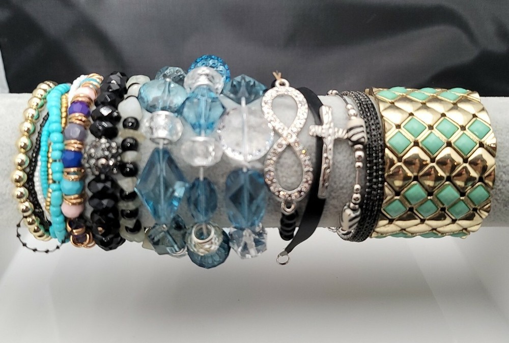 Nice Lot Of 6″ Bracelets Various Types And Colors