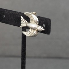 Coro Brooch Pin Bird Swallow Silver Tone Figural Textured Wings Vintage