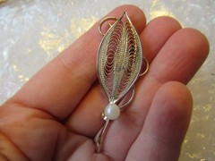 LOVELY CLASSIC SILVER TONE FILEGREE LEAF BROOCH PIN W/ FAUX PEARL MOTHER’S DAY