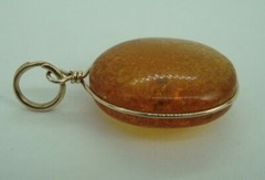 VINTAGE ANTIQUE BALTIC AMBER PENDANT W/INSECT BUG FOSSIL & GOLD TONE WIRE FRAME
