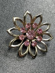 Vintage 1.6” Flower Pink Crystal Rhinestone Gold Tone Metal Brooch