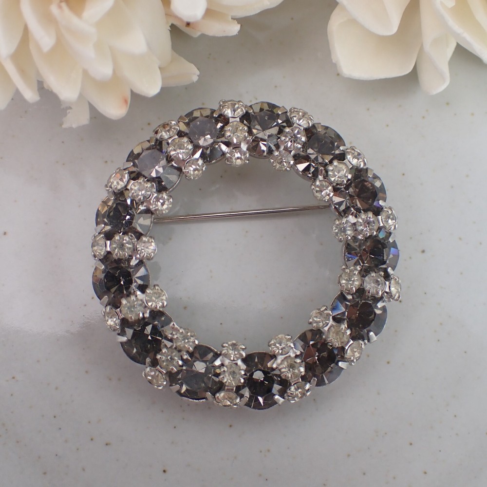 Vtg Weiss Clear & Smoky Gray Rhinestone Silver Plated Circle Round Wreath Pin