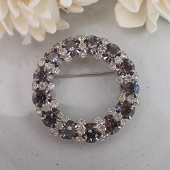 Vtg Weiss Clear & Smoky Gray Rhinestone Silver Plated Circle Round Wreath Pin