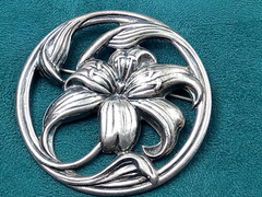 Sterling Silver ornate Circular Pin w. Flower Theme: 2.25″ diameter & 20 grams