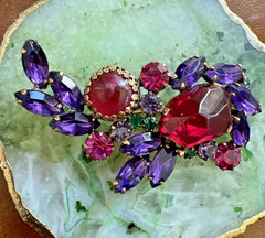 VTG. SIGNED WEISS PURPLE & PINK RHINESTONE BROOCH / RARE FANTASY INVERTED STONE