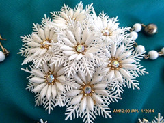 RARE CORO SNOW FLOWERS SOFT PLASTIC RHINESTONE NECKLACE EARRINGS BROOCH SET