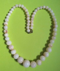 Vintage CREAMY WHITE w/ BROWN SWIRLS Colored Lucite Beaded Choker Necklace