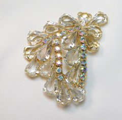 BEAUTIFUL VINTAGE AURORA BOREALIS & TEARDROP PRONG SET RHINESTONE BROOCH! ✨