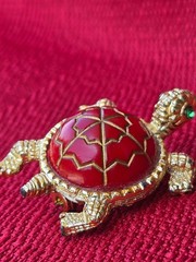 Vintage Unique Gold Toned Red Shell Green Eyed Turtle Pin Brooch