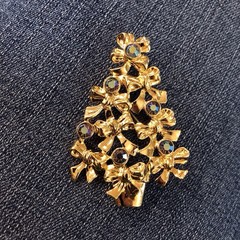 Vintage Avon Christmas Tree Pin — Brooch