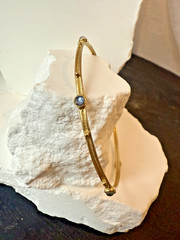 18k Yellow Gold Textured Bangle Bracelet W/ Purple Cabochon Gemstones