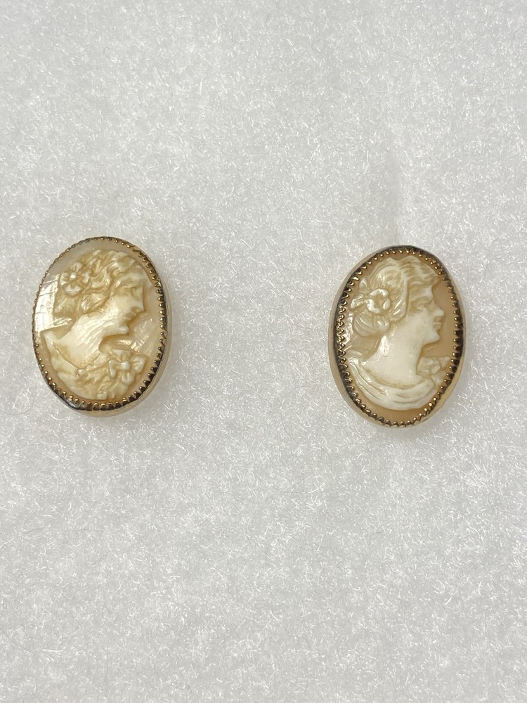 Vintage Pair Coro Gold Tone Beaded Edge Bezel Set Shell Cameo Screwback Earrings