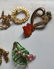 Odd Lot Of 14 Brooches Unbranded Some Vintage