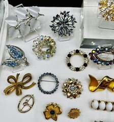 Vtg. Brooch Lot Some Signed Rhinestone, Gold Silver Tone Wear Resell 28pc Monet