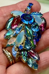 VNTG EUROPEAN BLUE TONE BROOCH RHINESTONES SATIN GLASS PRONG SET GRAPE CLUSTER