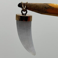 Vintage 14K Gold & White Jade Nephrite Tooth/Claw Shaped Jewelry Pendant (4.75g)