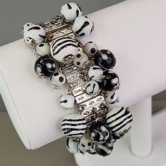 Vintage Glass Beaded Expandable Bracelet Black White Silver Tone 6″